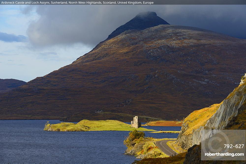 Ardvreck Castle And Loch Assynt Stock Photo